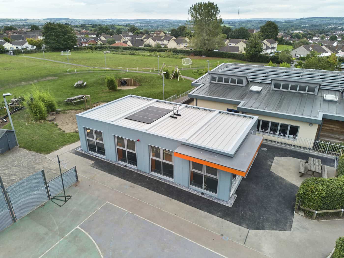 Outside shot of modular education building built for Beacon Rise Primary School. A modular unit creating more office space, just outside of the school building.